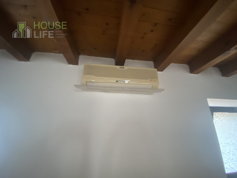 SCHIO - Centro: in posizione comoda al centro, vendesi NEGOZIO-UFFICIO vetrinato, piano terra. Po...