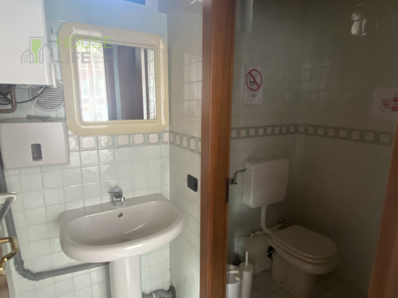 SCHIO - Centro: in posizione comoda al centro, vendesi NEGOZIO-UFFICIO vetrinato, piano terra. Po...