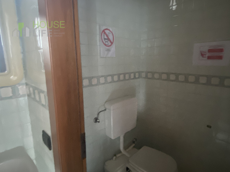 SCHIO - Centro: in posizione comoda al centro, vendesi NEGOZIO-UFFICIO vetrinato, piano terra. Po...