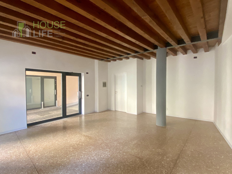 SCHIO - Centro: in posizione comoda al centro, vendesi NEGOZIO-UFFICIO vetrinato, piano terra. Po...