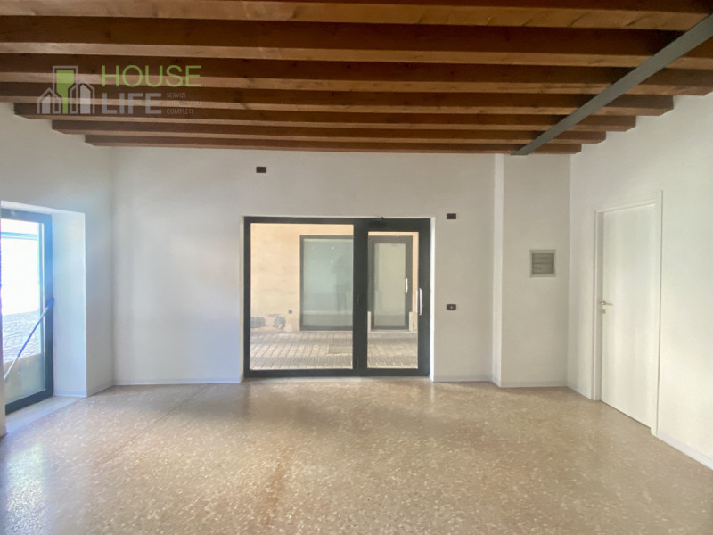 SCHIO - Centro: in posizione comoda al centro, vendesi NEGOZIO-UFFICIO vetrinato, piano terra. Po...