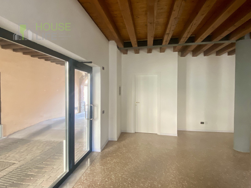 SCHIO - Centro: in posizione comoda al centro, vendesi NEGOZIO-UFFICIO vetrinato, piano terra. Po...