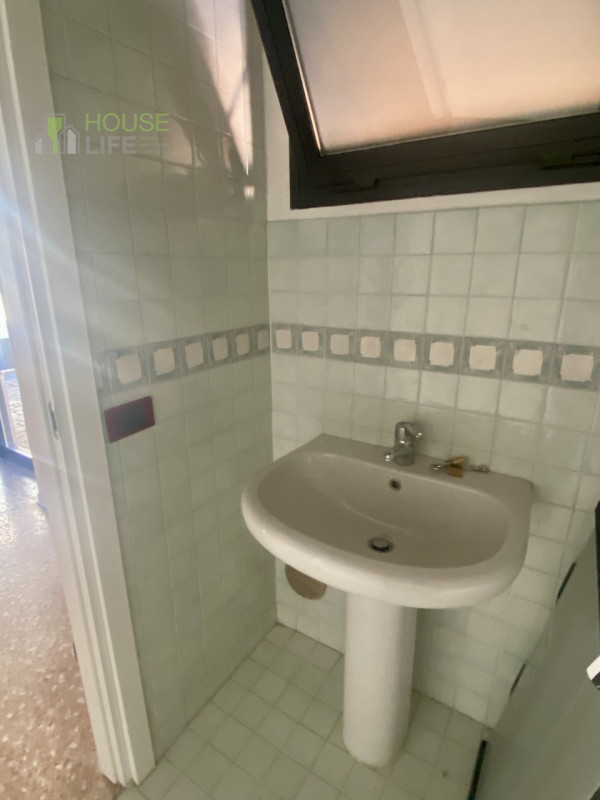 SCHIO - Centro: in posizione comoda al centro, vendesi NEGOZIO-UFFICIO vetrinato, piano terra. Po...