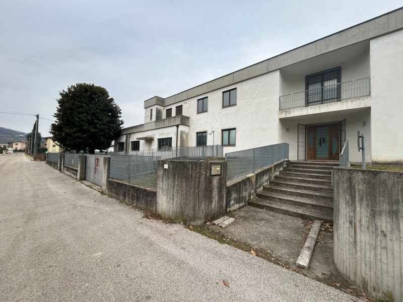 Proponiamo in vendita capannone singolo con pianta di circa 1.600 mq., completo di ampio piano in...