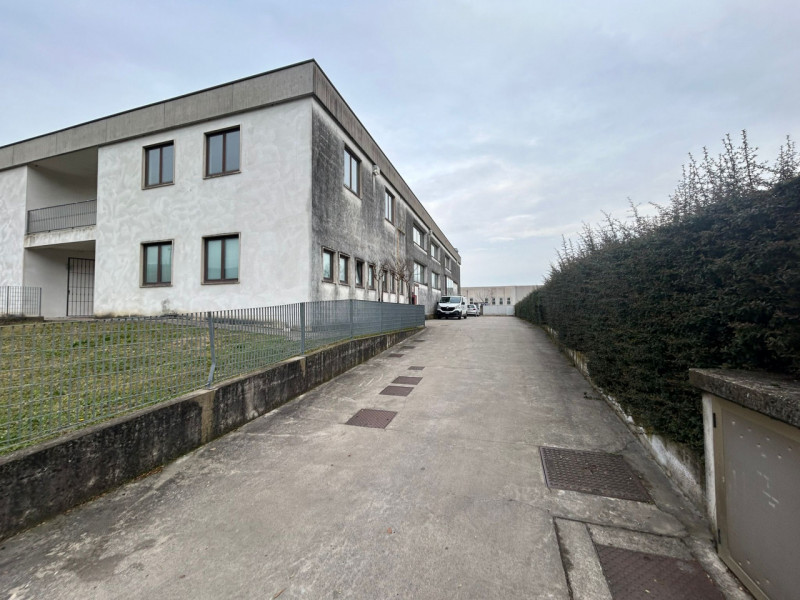 Proponiamo in vendita capannone singolo con pianta di circa 1.600 mq., completo di ampio piano in...