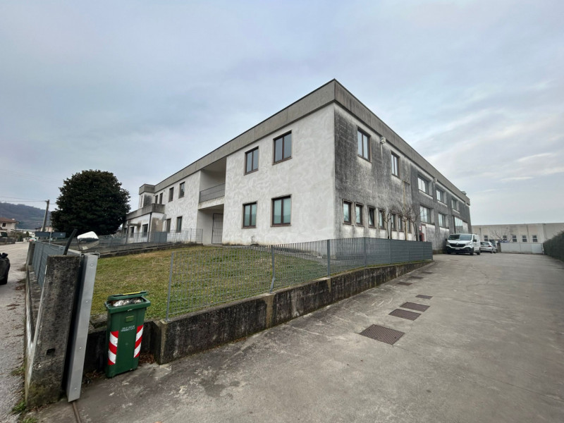 Proponiamo in vendita capannone singolo con pianta di circa 1.600 mq., completo di ampio piano in...