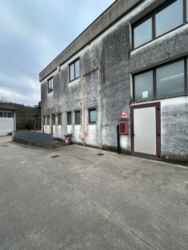 Proponiamo in vendita capannone singolo con pianta di circa 1.600 mq., completo di ampio piano in...