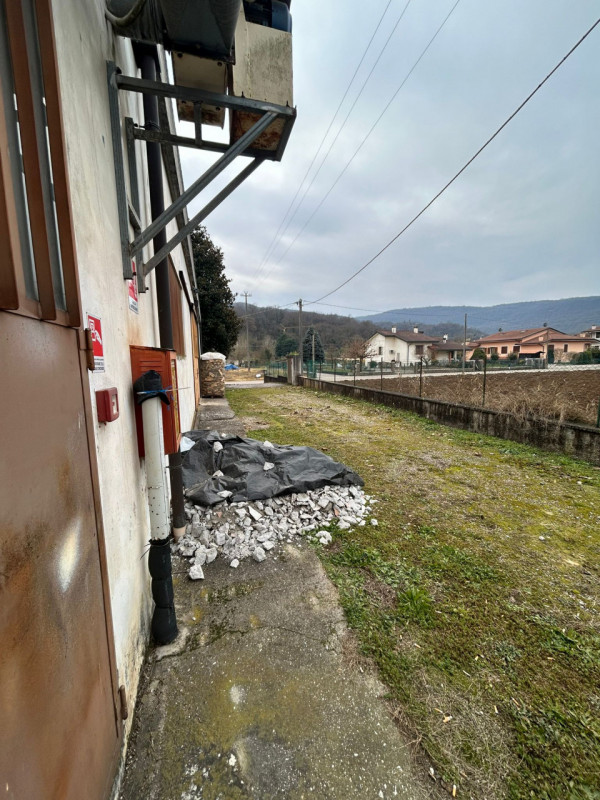 Proponiamo in vendita capannone singolo con pianta di circa 1.600 mq., completo di ampio piano in...