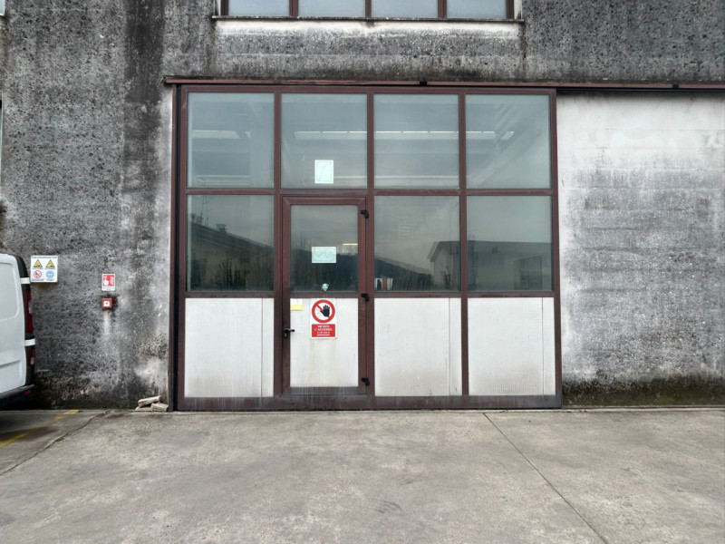 Proponiamo in vendita capannone singolo con pianta di circa 1.600 mq., completo di ampio piano in...