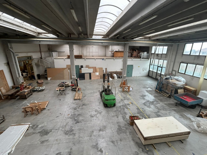 Proponiamo in vendita capannone singolo con pianta di circa 1.600 mq., completo di ampio piano in...