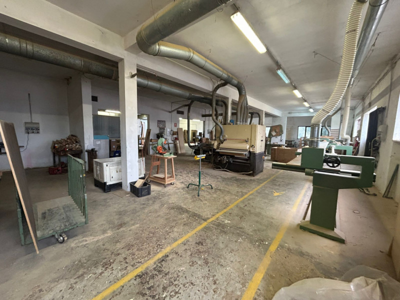 Proponiamo in vendita capannone singolo con pianta di circa 1.600 mq., completo di ampio piano in...