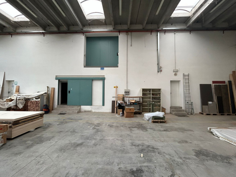 Proponiamo in vendita capannone singolo con pianta di circa 1.600 mq., completo di ampio piano in...