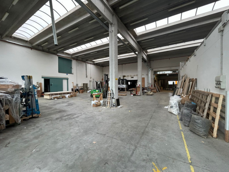 Proponiamo in vendita capannone singolo con pianta di circa 1.600 mq., completo di ampio piano in...