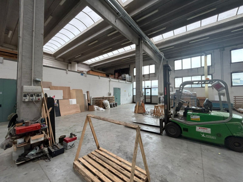 Proponiamo in vendita capannone singolo con pianta di circa 1.600 mq., completo di ampio piano in...