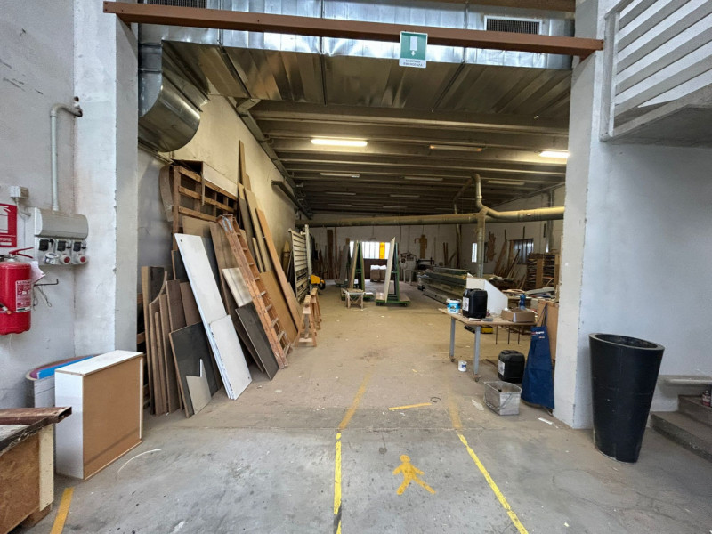 Proponiamo in vendita capannone singolo con pianta di circa 1.600 mq., completo di ampio piano in...