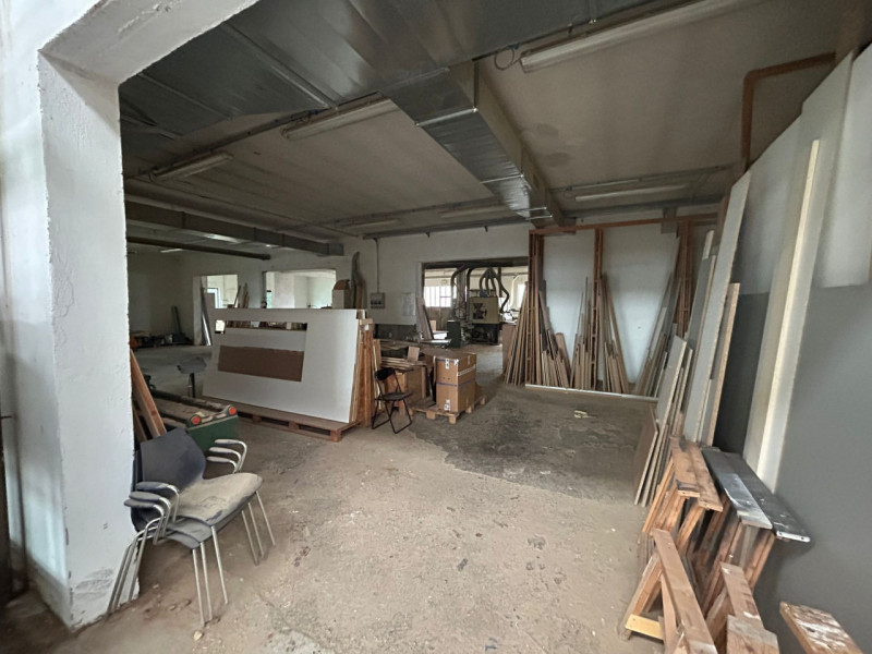 Proponiamo in vendita capannone singolo con pianta di circa 1.600 mq., completo di ampio piano in...