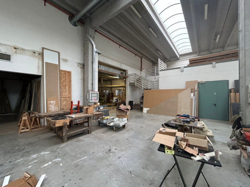 Proponiamo in vendita capannone singolo con pianta di circa 1.600 mq., completo di ampio piano in...