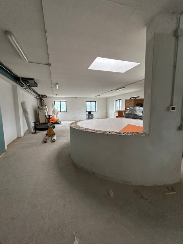 Proponiamo in vendita capannone singolo con pianta di circa 1.600 mq., completo di ampio piano in...