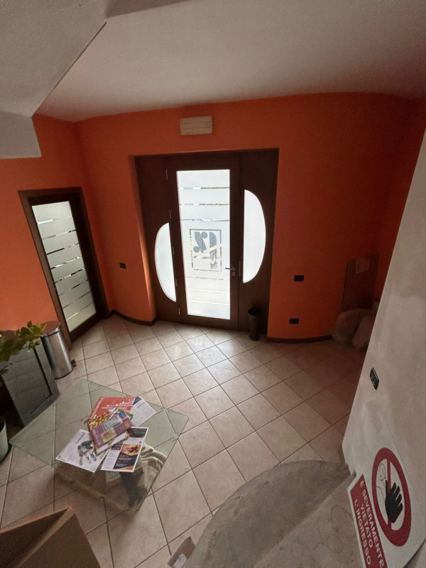 Proponiamo in vendita capannone singolo con pianta di circa 1.600 mq., completo di ampio piano in...