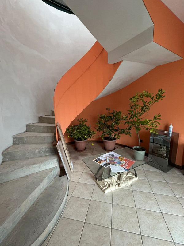 Proponiamo in vendita capannone singolo con pianta di circa 1.600 mq., completo di ampio piano in...