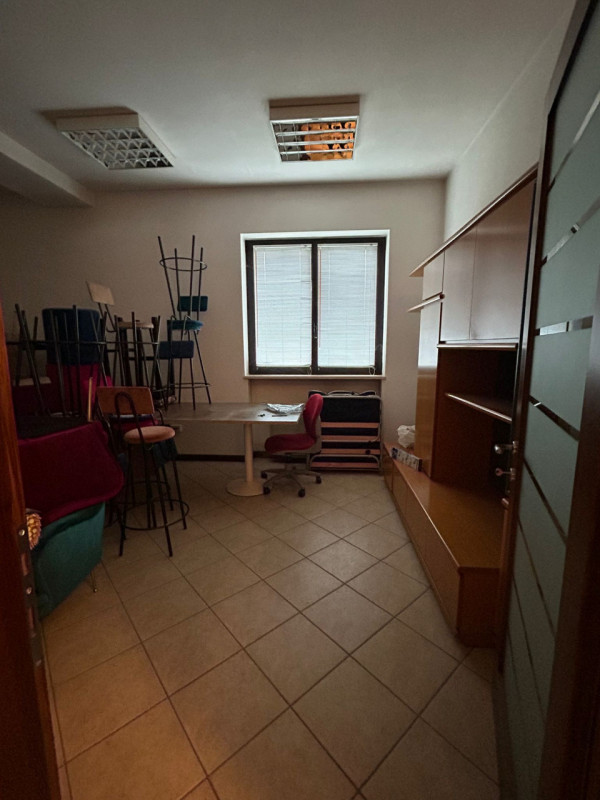 Proponiamo in vendita capannone singolo con pianta di circa 1.600 mq., completo di ampio piano in...