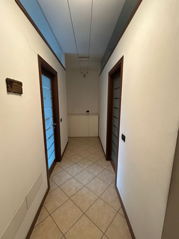 Proponiamo in vendita capannone singolo con pianta di circa 1.600 mq., completo di ampio piano in...