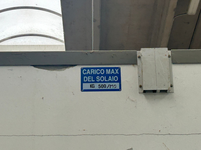 Proponiamo in vendita capannone singolo con pianta di circa 1.600 mq., completo di ampio piano in...