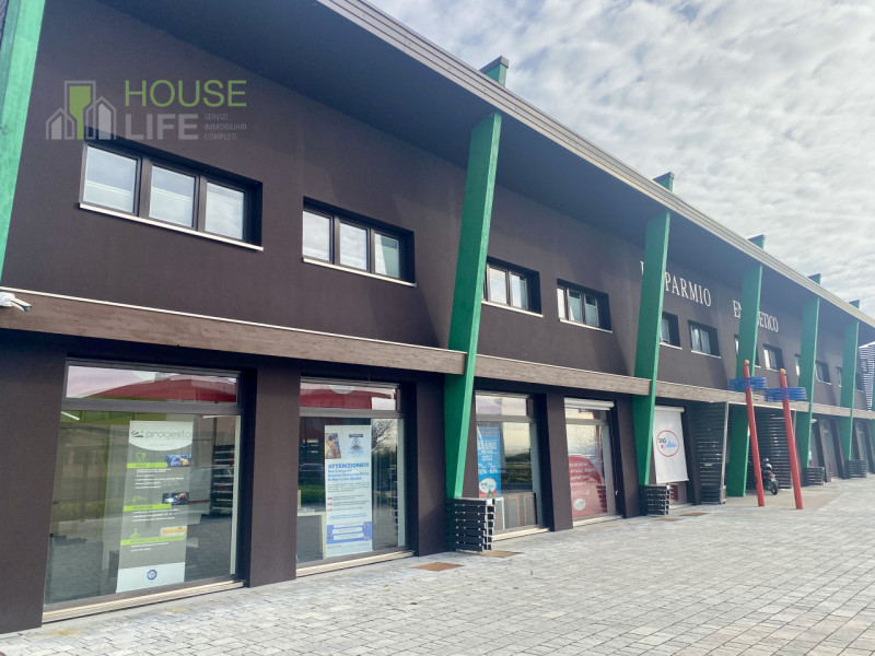 THIENE: in zona industriale e di facile accesso, IMMOBILE SINGOLO di 600 mq totali, disposto su d...