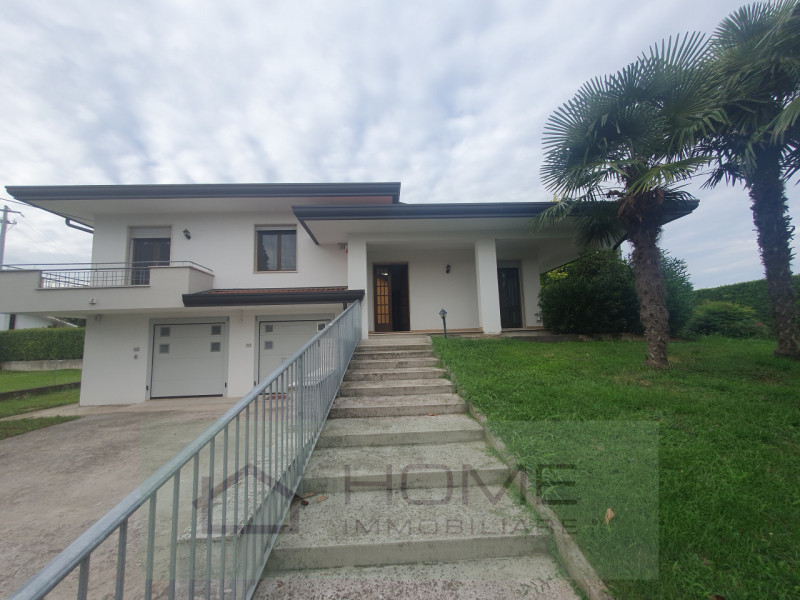 Scopri questa splendida villa contemporanea situata nel centro di Camisano Vicentino (VI), perfet...