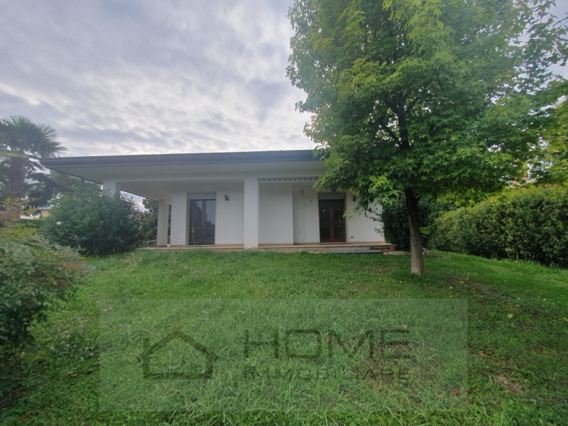 Scopri questa splendida villa contemporanea situata nel centro di Camisano Vicentino (VI), perfet...