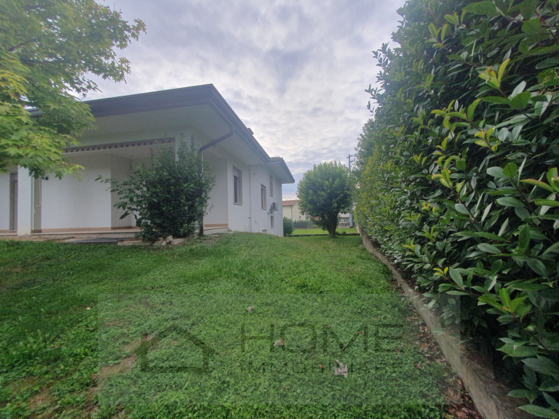 Scopri questa splendida villa contemporanea situata nel centro di Camisano Vicentino (VI), perfet...