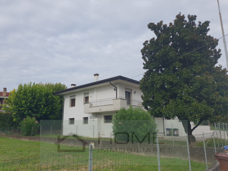 Scopri questa splendida villa contemporanea situata nel centro di Camisano Vicentino (VI), perfet...