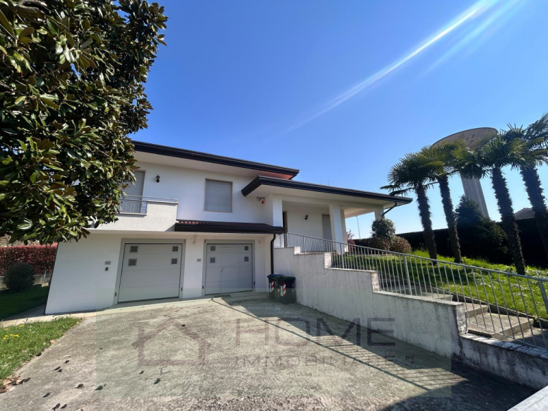 Scopri questa splendida villa contemporanea situata nel centro di Camisano Vicentino (VI), perfet...