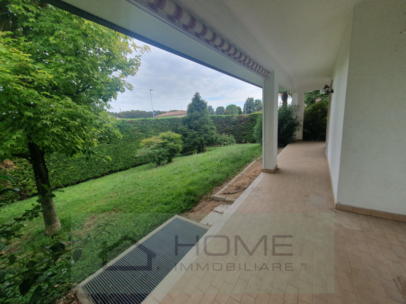 Scopri questa splendida villa contemporanea situata nel centro di Camisano Vicentino (VI), perfet...