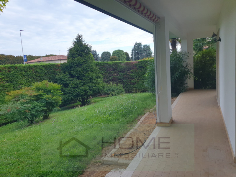 Scopri questa splendida villa contemporanea situata nel centro di Camisano Vicentino (VI), perfet...