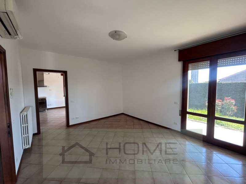 Scopri questa splendida villa contemporanea situata nel centro di Camisano Vicentino (VI), perfet...