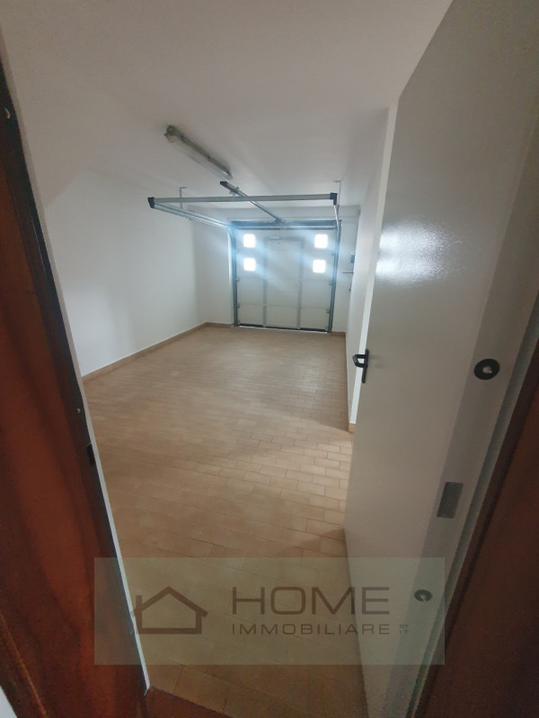 Scopri questa splendida villa contemporanea situata nel centro di Camisano Vicentino (VI), perfet...