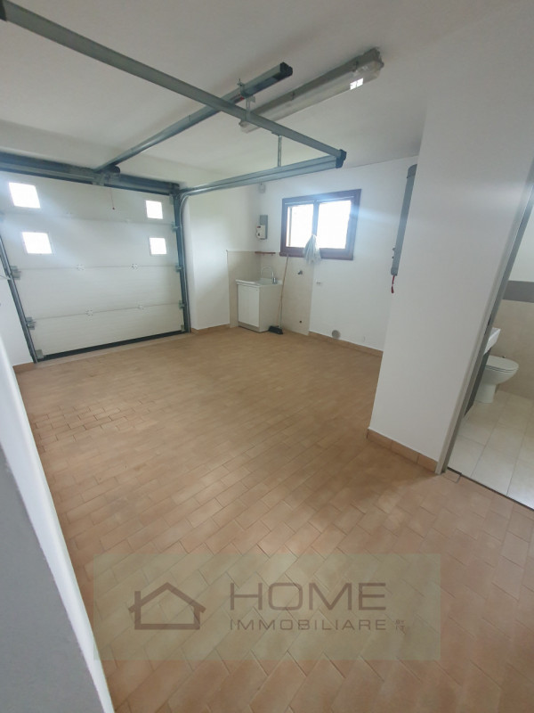 Scopri questa splendida villa contemporanea situata nel centro di Camisano Vicentino (VI), perfet...