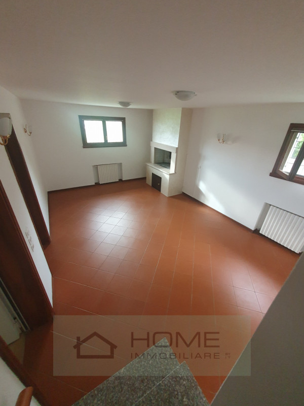 Scopri questa splendida villa contemporanea situata nel centro di Camisano Vicentino (VI), perfet...