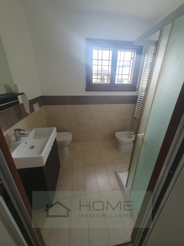 Scopri questa splendida villa contemporanea situata nel centro di Camisano Vicentino (VI), perfet...