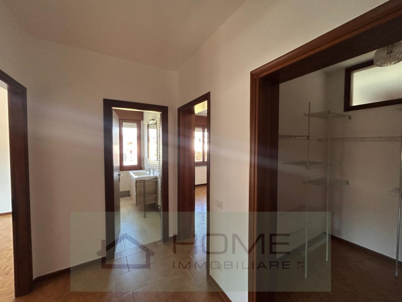 Scopri questa splendida villa contemporanea situata nel centro di Camisano Vicentino (VI), perfet...