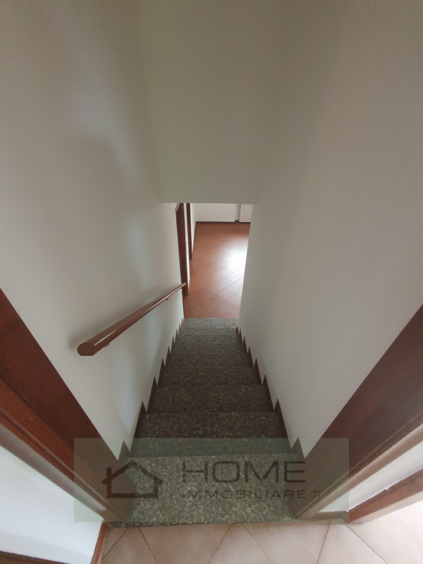 Scopri questa splendida villa contemporanea situata nel centro di Camisano Vicentino (VI), perfet...