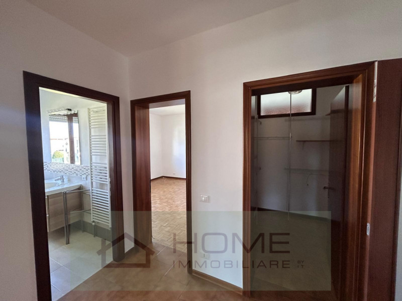 Scopri questa splendida villa contemporanea situata nel centro di Camisano Vicentino (VI), perfet...