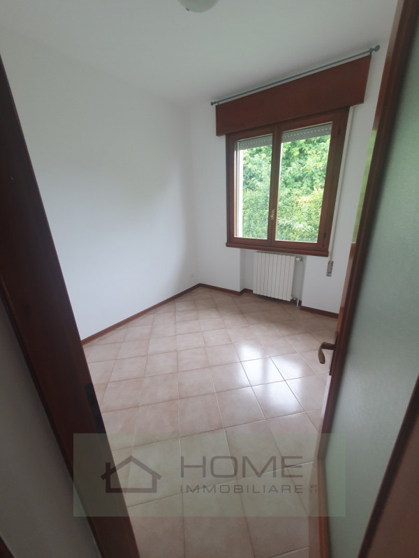 Scopri questa splendida villa contemporanea situata nel centro di Camisano Vicentino (VI), perfet...