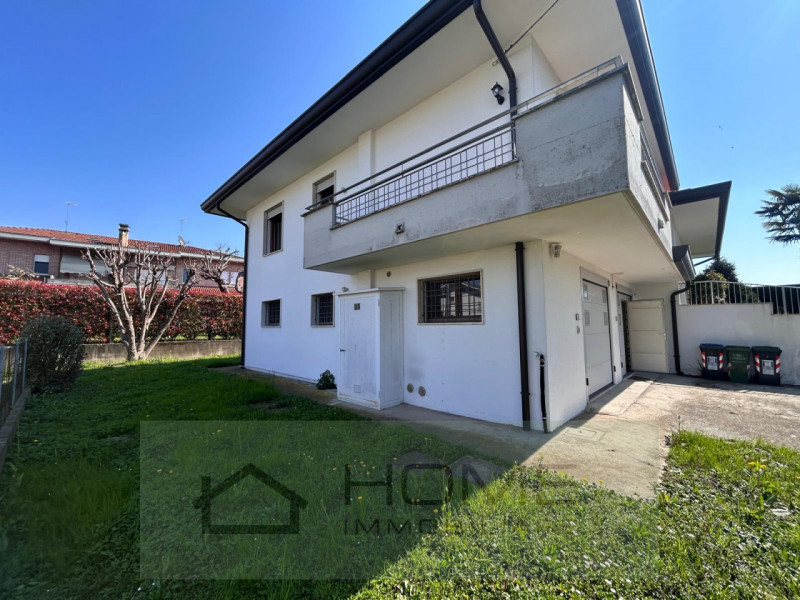 Scopri questa splendida villa contemporanea situata nel centro di Camisano Vicentino (VI), perfet...