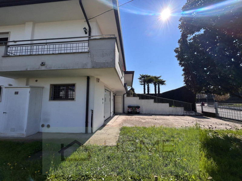 Scopri questa splendida villa contemporanea situata nel centro di Camisano Vicentino (VI), perfet...