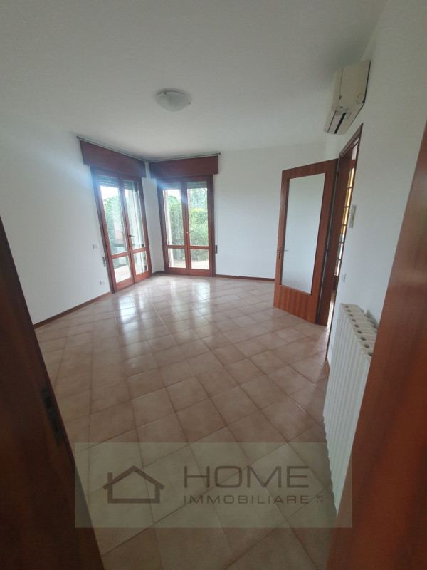 Scopri questa splendida villa contemporanea situata nel centro di Camisano Vicentino (VI), perfet...