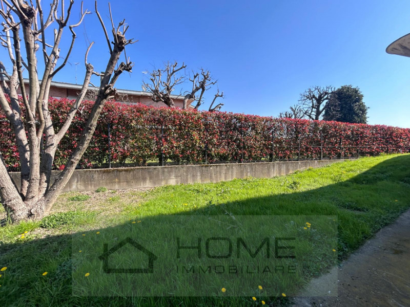 Scopri questa splendida villa contemporanea situata nel centro di Camisano Vicentino (VI), perfet...