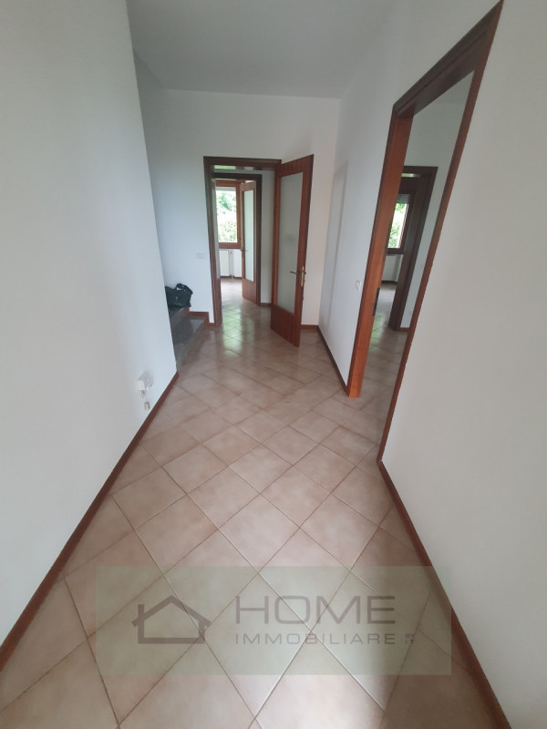 Scopri questa splendida villa contemporanea situata nel centro di Camisano Vicentino (VI), perfet...