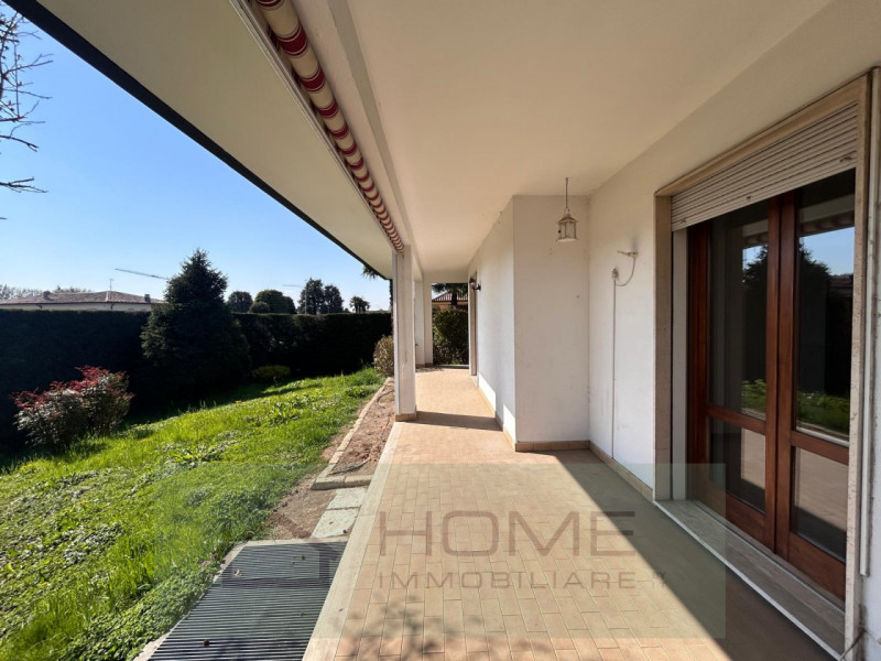 Scopri questa splendida villa contemporanea situata nel centro di Camisano Vicentino (VI), perfet...